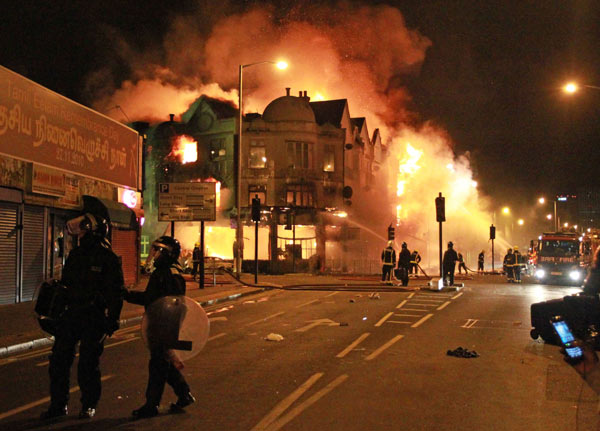 london-riots-fire